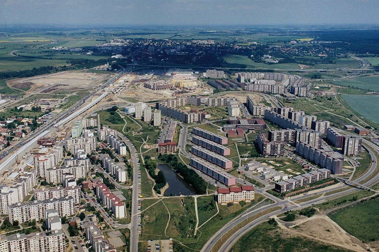 Letecký pohled na město s obytnými budovami, silnicemi a zelenými plochami