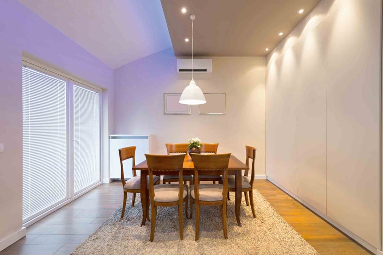 Jídelna s jídelním stolem, židlemi, kobercem a osvětlením