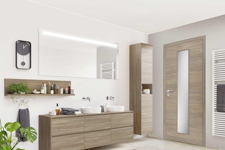 Moderní koupelna s umyvadlem, zrcadlem, závěsnou skříňkou a dveřmi ve vzhledu dřeva