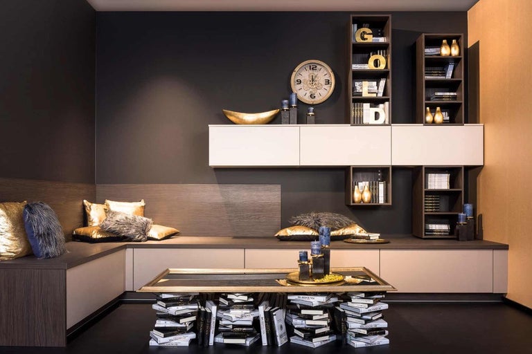 Obývací pokoj s vestavěnou lavicí, regály a stolem z knih