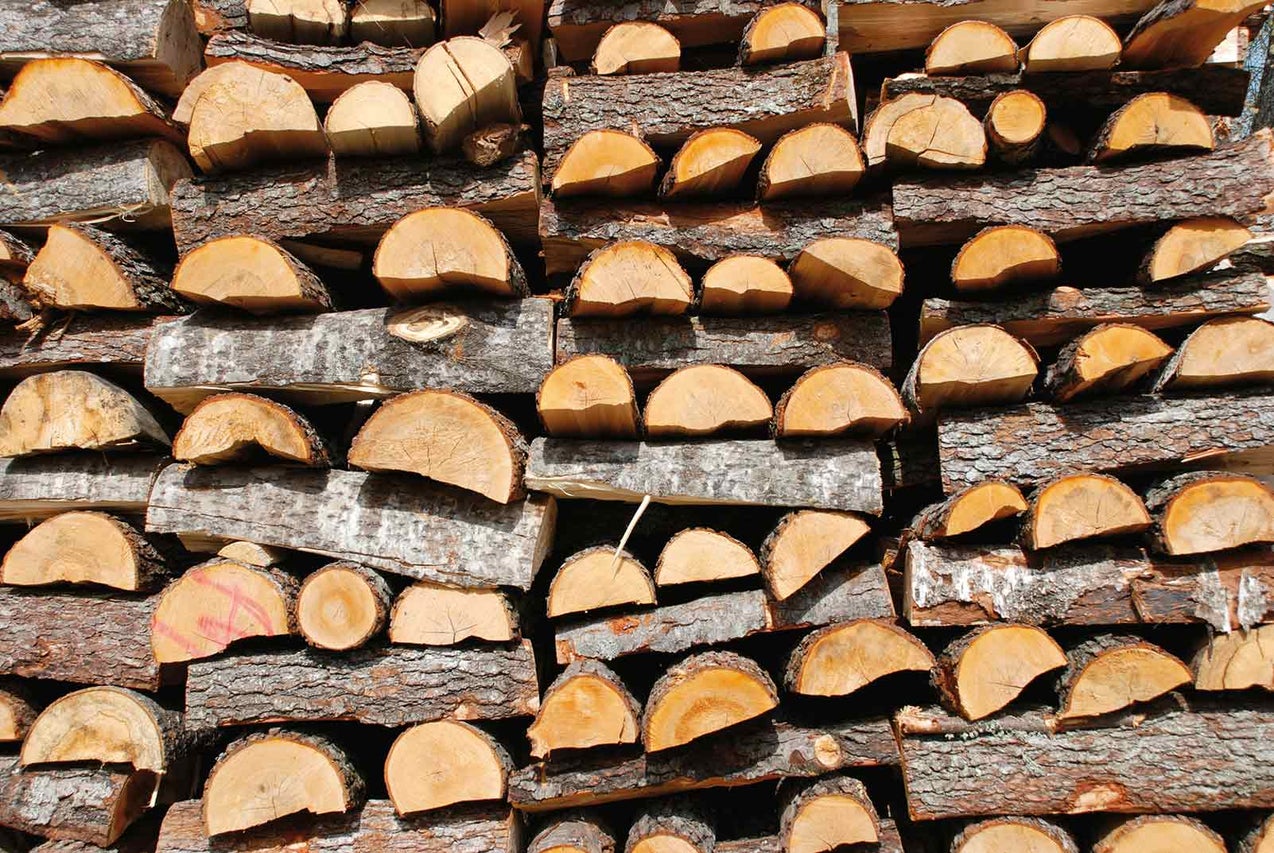 Naskládané palivové dřevo ze dřeva