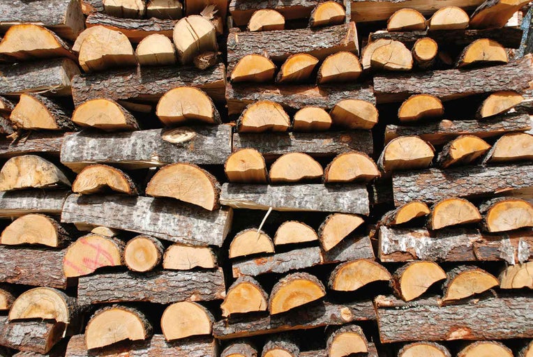 Naskládané palivové dřevo ze dřeva