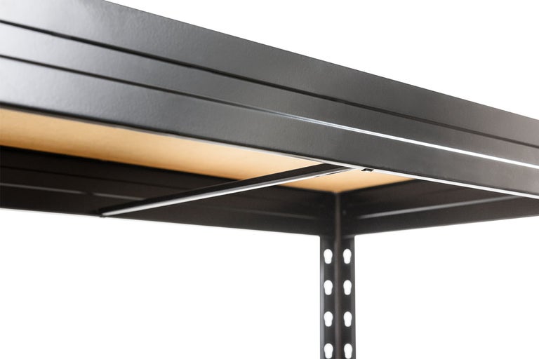 Detail kovového regálu s dřevěnými policemi