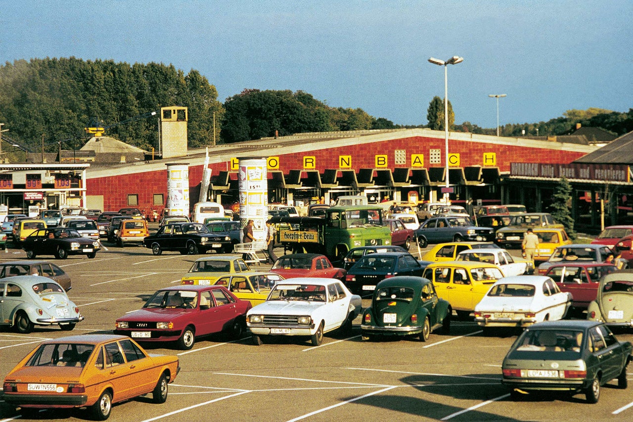 Historická fotografie parkoviště hobbymarketu Hornbach s mnoha auty