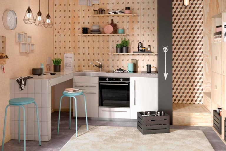 Světlá kuchyně s policemi, stoličkami a dekoracemi pro útulné prostředí