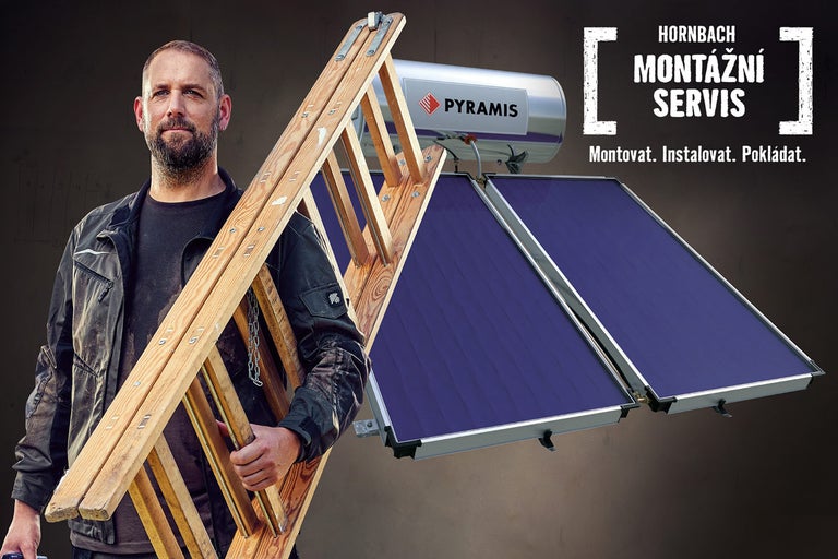 Muž s dřevěným žebříkem před solárním systémem a nápisem montážního servisu Hornbach.