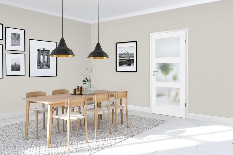 Jídelna s jídelním stolem, židlemi, závěsnými lampami, obrazy a interiérovými dveřmi