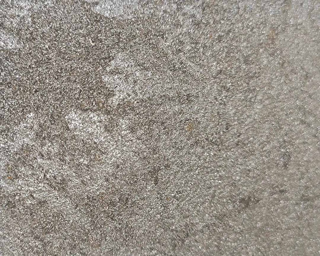 Detailní záběr na metalicky se lesknoucí strukturovaný povrch