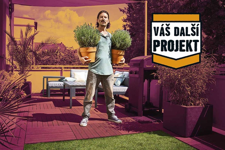 Muž drží dvě hrnkové rostliny na terase se zahradním nábytkem a grilem