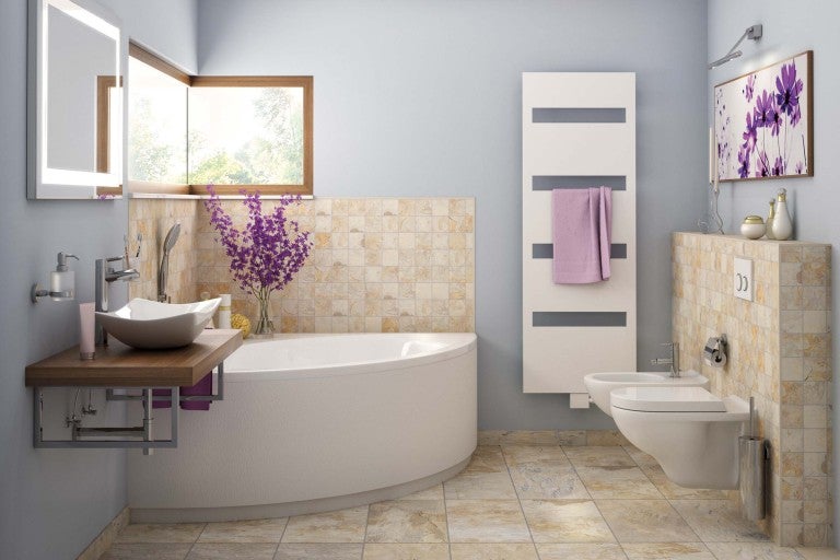 Světlá koupelna s vanou, umyvadlem, radiátorem a toaletou