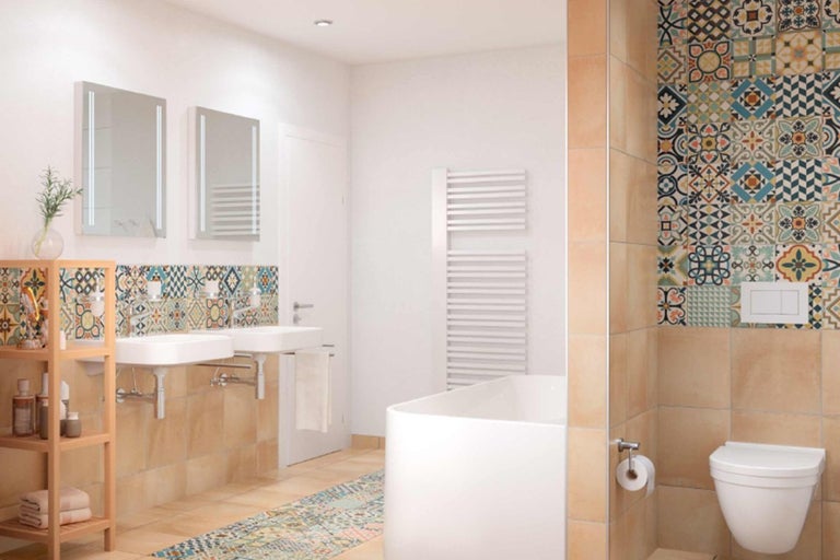 Koupelna se dvěma umyvadly, vanou a toaletou v terakotovém provedení s barevnými obklady