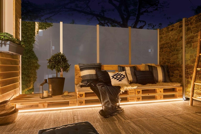 Terasa s paletovým nábytkem, zástěnou a LED venkovním osvětlením