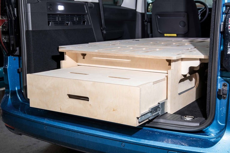 Dřevěná vestavba se zásuvkou v kufru auta