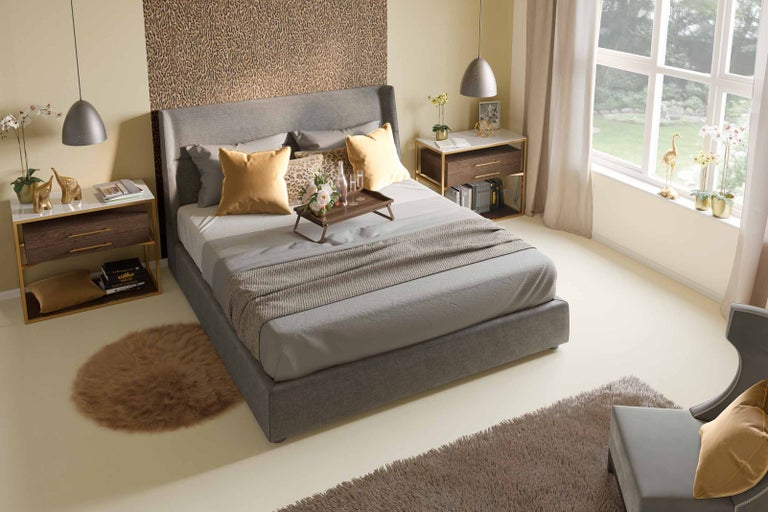 Ložnice s postelí, nočními stolky a koberci pro světlou a uspořádanou atmosféru.