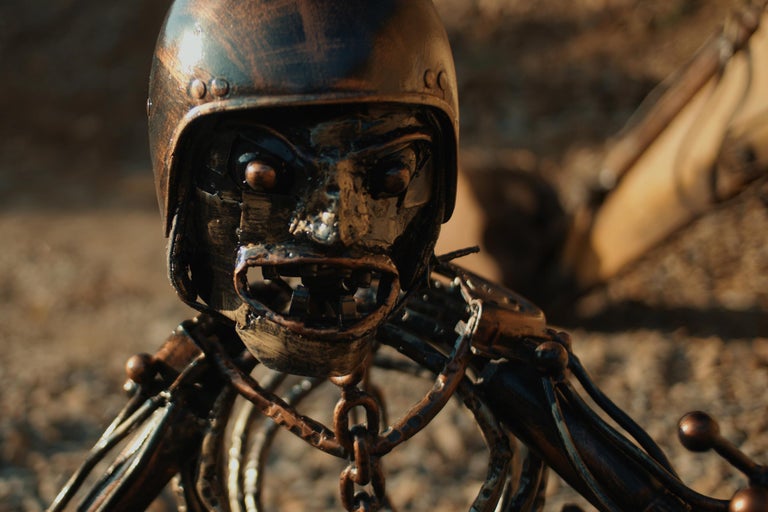 Dekorativní kovová figurka kostry s helmou