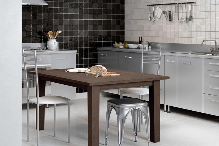 Kuchyňská scéna s jídelním stolem, židlemi, kuchyňským náčiním a obklady