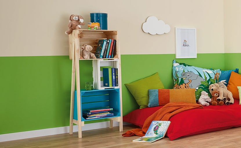 Dětský pokoj s knihovnou z dřevěných beden, sedákem a dekorací