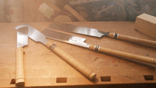 Několik japonských ručních pil na pracovním stole