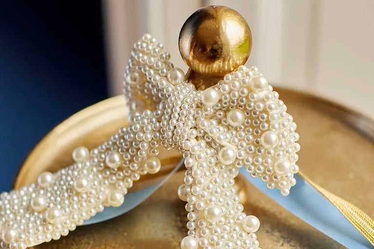 Ozdobné ramínko na šaty s perličkami a knoflíkem ve zlaté barvě