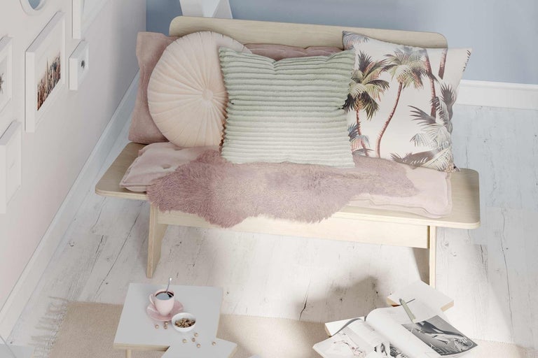 Scéna s lavicí, polštáři a kobercem pro interiérový design