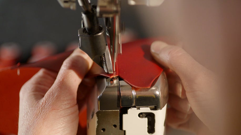 Detail šicího stroje zpracovávajícího látku