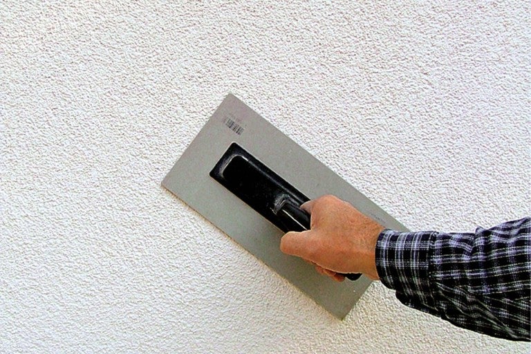 Aplikace venkovní omítky pomocí hladítka