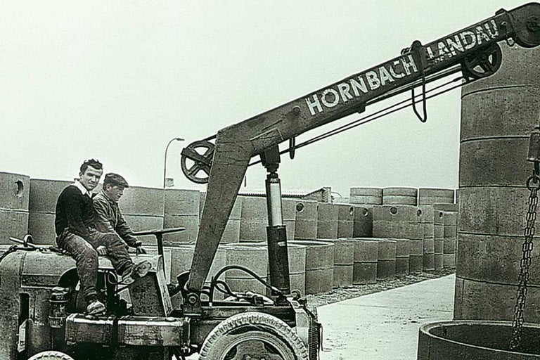Historická fotografie Hornbach Landau s jeřábem a zaměstnanci