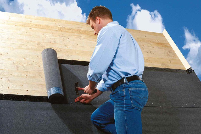 Práci s asfaltovou střešní krytinou zvládne i zručný kutil