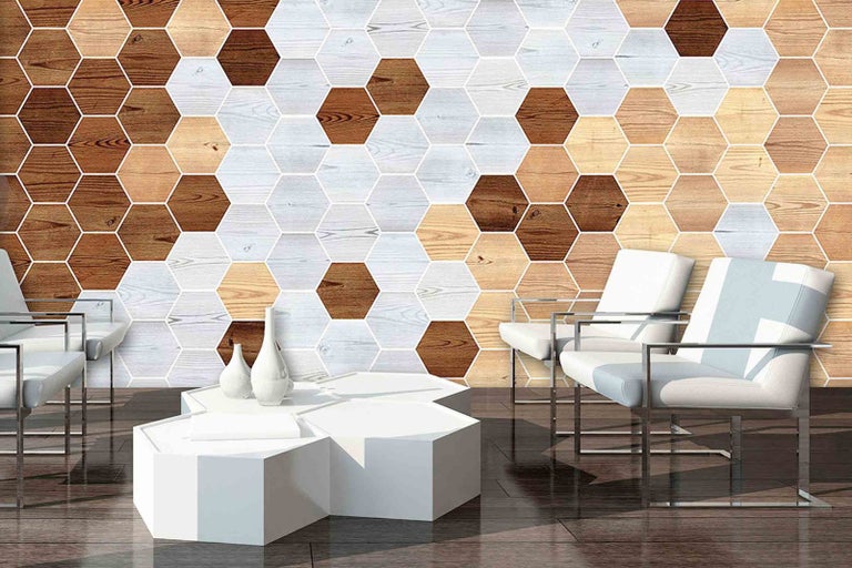 Interiér s dřevěnou stěnou ve tvaru šestiúhelníků a bílými křesly