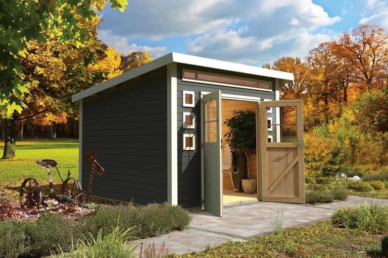 Zahradní domek s otevřenými dvoukřídlými dveřmi na zahradě