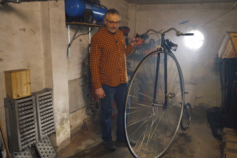 Vysoké kolo v dílně s osobou vedle