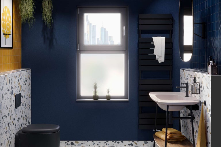 Moderní koupelna s toaletou, umyvadlem, topným žebříkem a oknem pro stylové prostředí