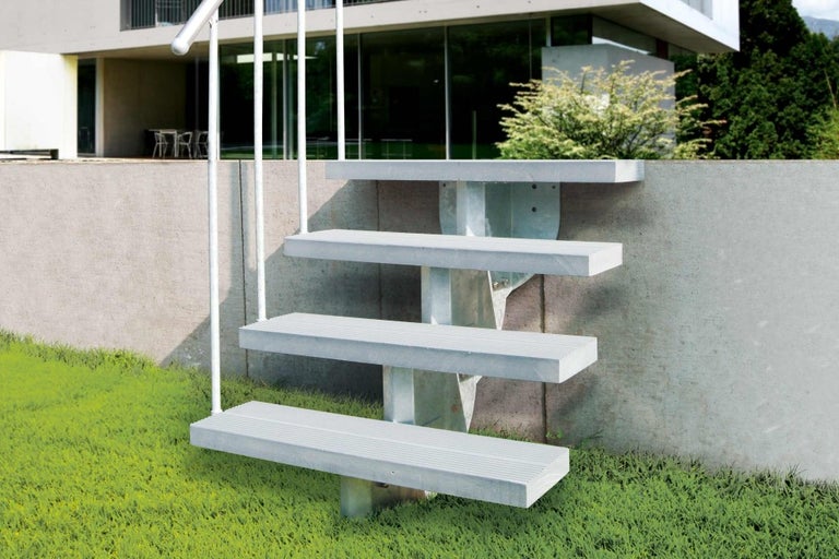 Kovové venkovní schodiště se zábradlím před domem