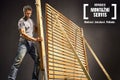 Muž montuje dřevěnou zástěnu s montážním servisem Hornbach