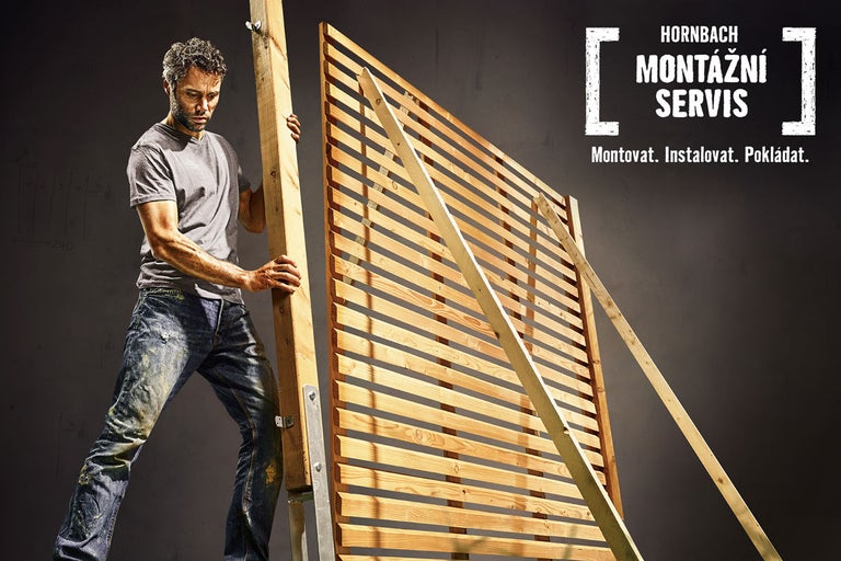 Muž montuje dřevěnou zástěnu s montážním servisem Hornbach