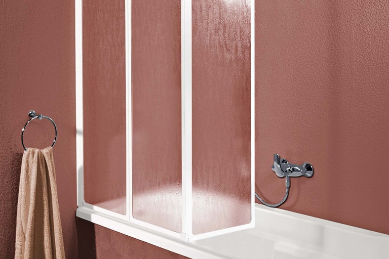 Koupelna se sprchovou zástěnou, držákem na ručníky a vodovodní baterií