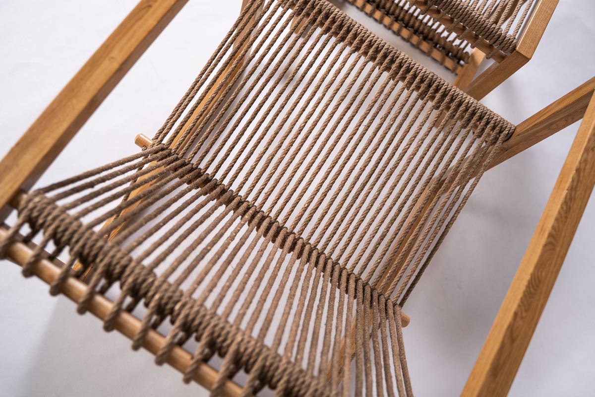 Detail dřevěné židle s provazovým výpletem