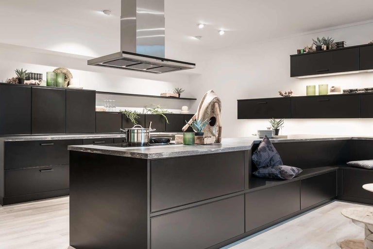 Moderní kuchyně s kuchyňským ostrovem, digestoří a posezením