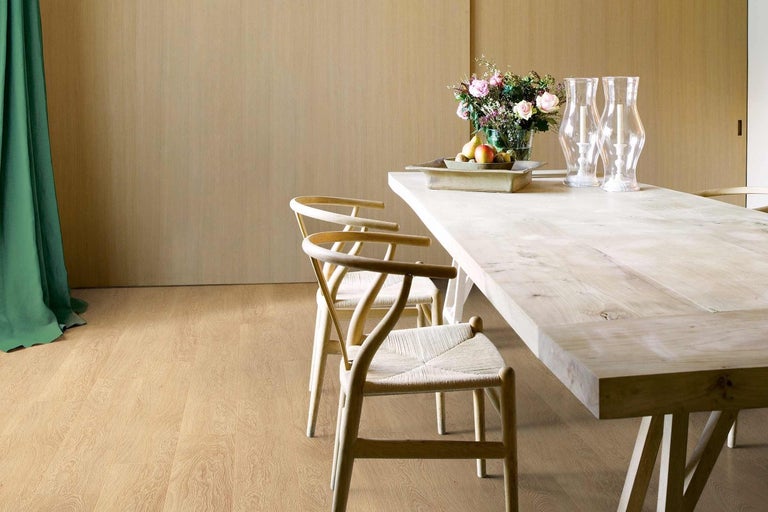 Jídelna s dřevěnou podlahou, jídelním stolem a židlemi