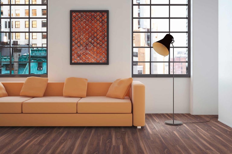 Obývací pokoj s pohovkou, stojací lampou a oknem