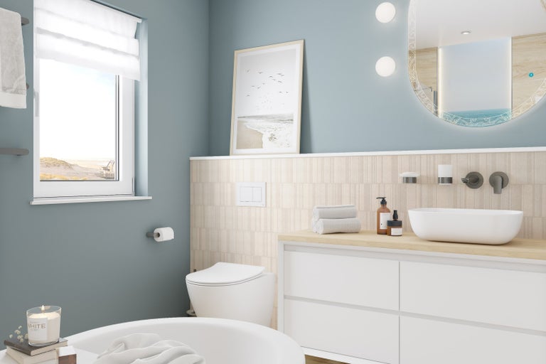 Světlá koupelna s umyvadlem, zrcadlem, vanou a toaletou