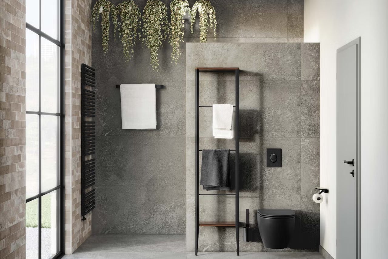 Moderní koupelna s otopným tělesem na ručníky, držákem na ručníky a závěsnou rostlinou