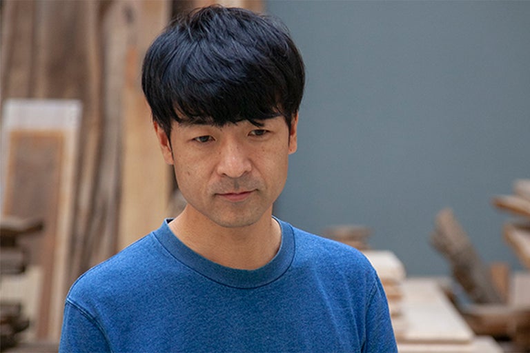 Portrét řemeslníka před dřevem