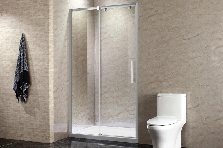 Koupelna se sprchovým koutem s posuvnými dveřmi a toaletou