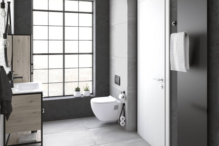 Moderní koupelna s umyvadlem, závěsným WC a velkým oknem