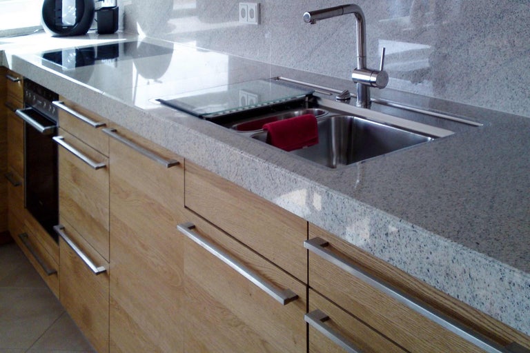 Kuchyňská pracovní deska s dřezem a baterií