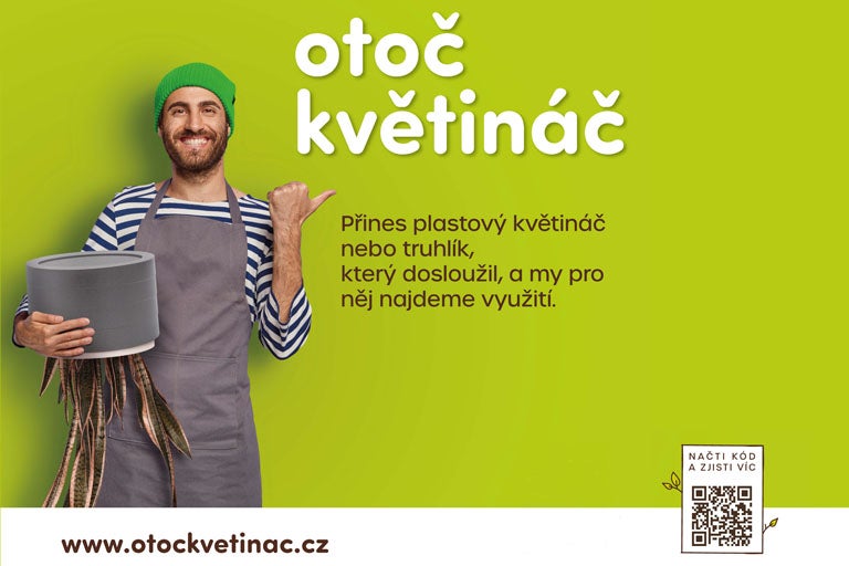 Muž drží v rukou květináč s rostlinou. Kampaň na opětovné použití květináčů.