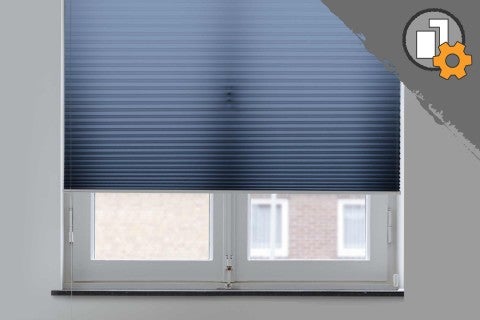 Modrá skládaná roleta na okně pro regulaci světla a dekoraci