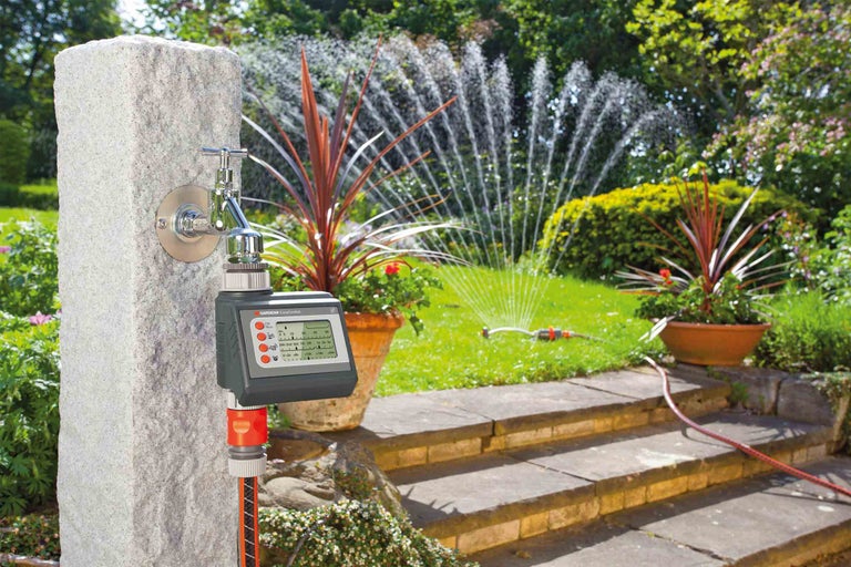 Zavlažovací hodiny Gardena EasyControl na vodovodním kohoutku na zahradě