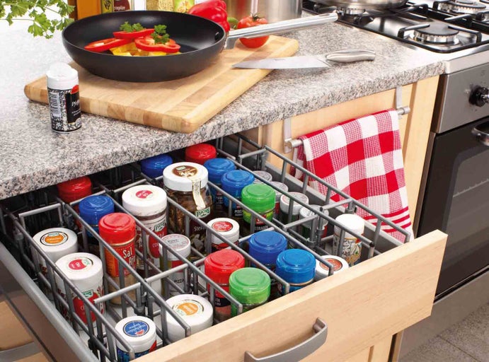 Kuchyňská zásuvka s vložkou na kořenky pod pracovní deskou